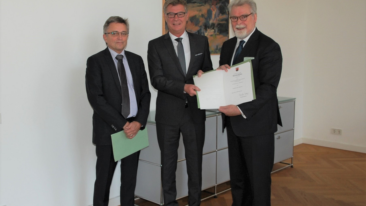 Gruppenfoto von Herrn Präsidenten des Landgerichts Bad Kreuznach Dr. Matthias Friedrich, Herrn Vorsitzender Richter am Oberlandesgericht Koblenz Thomas Bergmann und Justizminister Herbert Mertin
