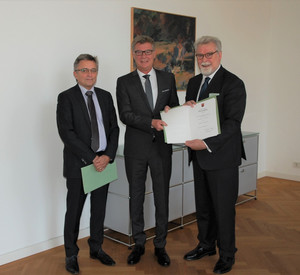 Gruppenfoto von Herrn Präsidenten des Landgerichts Bad Kreuznach Dr. Matthias Friedrich, Herrn Vorsitzender Richter am Oberlandesgericht Koblenz Thomas Bergmann und Justizminister Herbert Mertin