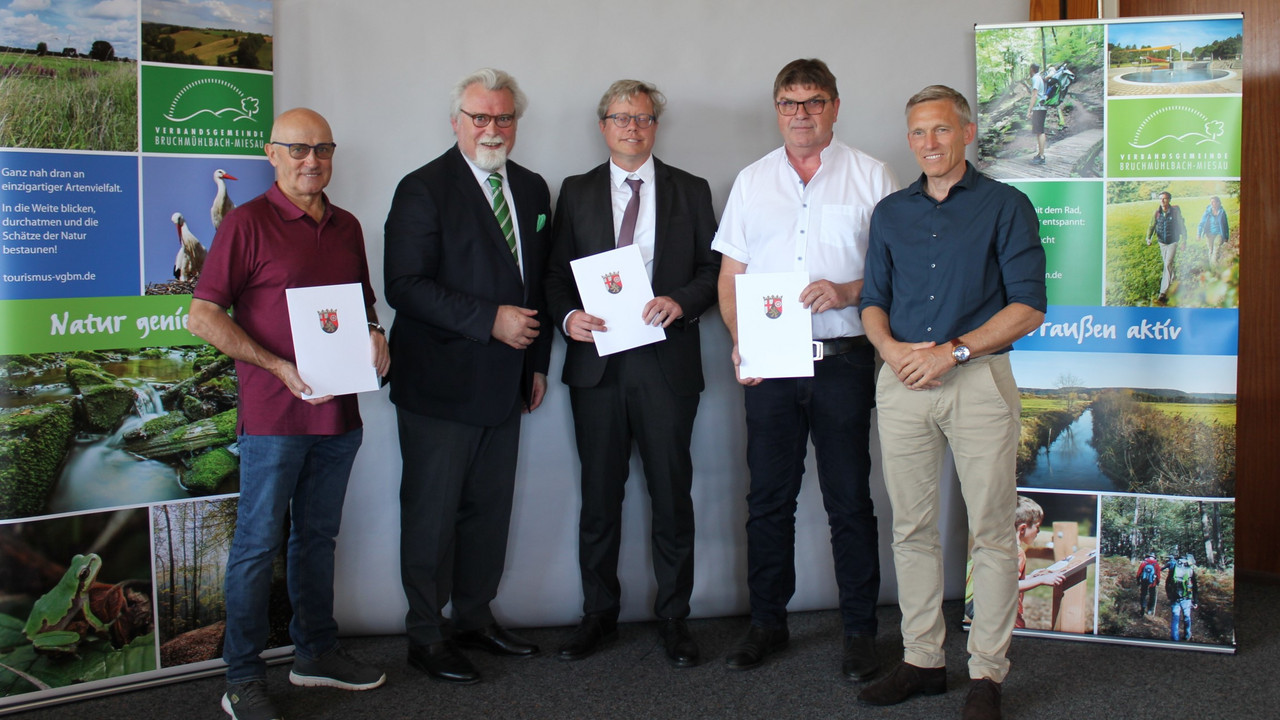 Gruppenfoto von Ortsbürgermeister Hartwig Schneider, Justizminister Mertin, Bürgermeister Christian Hirsch, Ortsbürgermeister Rüdiger Franz und Landrat Ralf Leßmeister