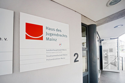 Hausschild vom Haus des Jugendrechts in Mainz