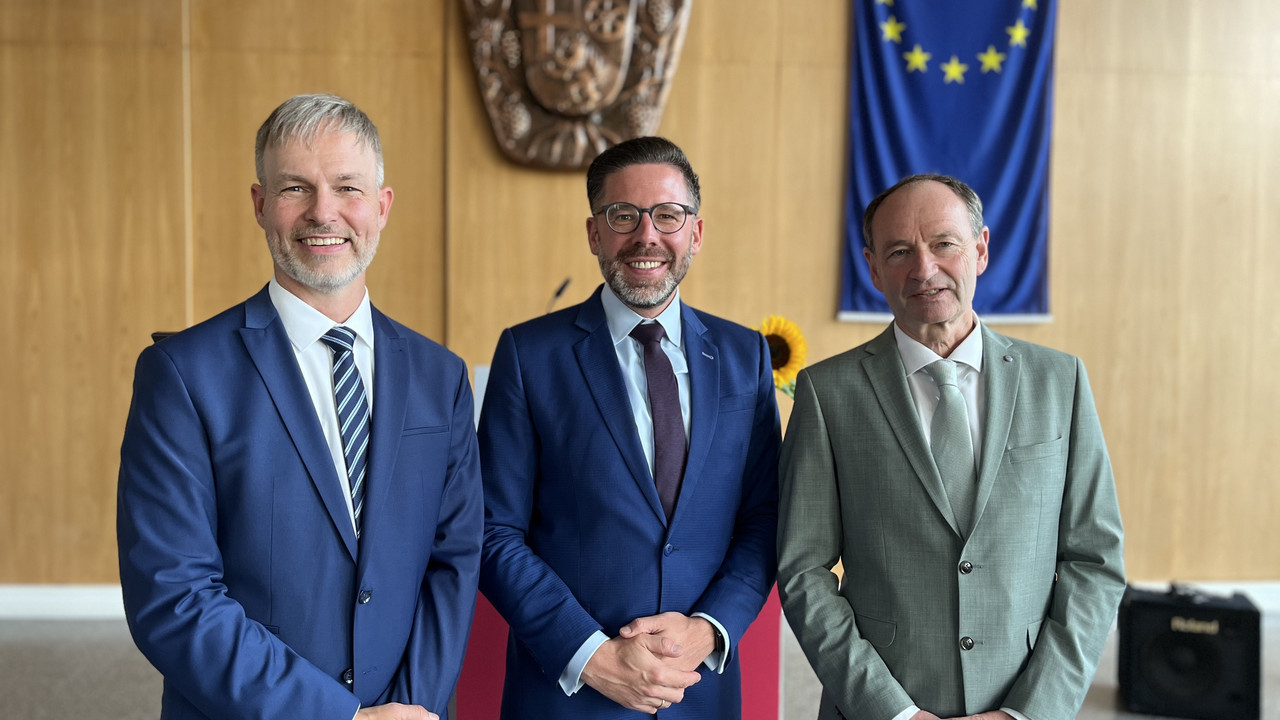 Das Bild zeigt: Dr. Marcel Heinemann, Justizminister Philipp Fernis und Joachim Anheier