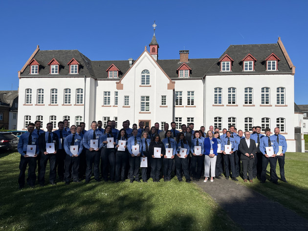 Justizminister Philipp Fernis gratuliert Absolventinnen und Absolventen der Justizvollzugsschule Rheinland-Pfalz