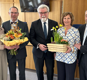 Gruppenbild von Frau Karst, Herrn Nikolaus Karst, Justizminister Herbert Mertin, Frau Tanja Becher und Herrn Becher