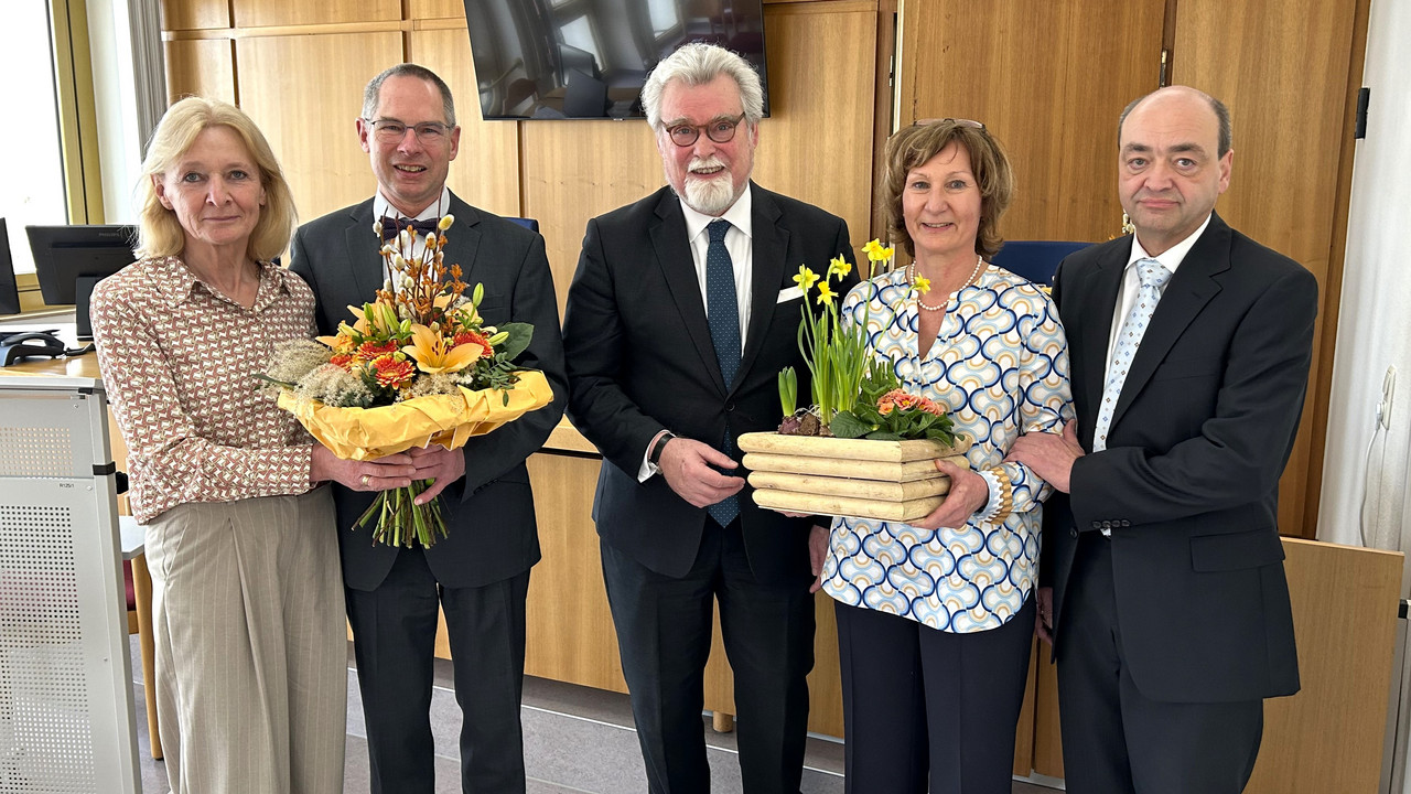 Gruppenbild von Frau Karst, Herrn Nikolaus Karst, Justizminister Herbert Mertin, Frau Tanja Becher und Herrn Becher