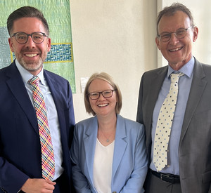 das Bild zeigt: Justizminister Philipp Fernis, Sandra Gitzel und Michael Goldschmidt