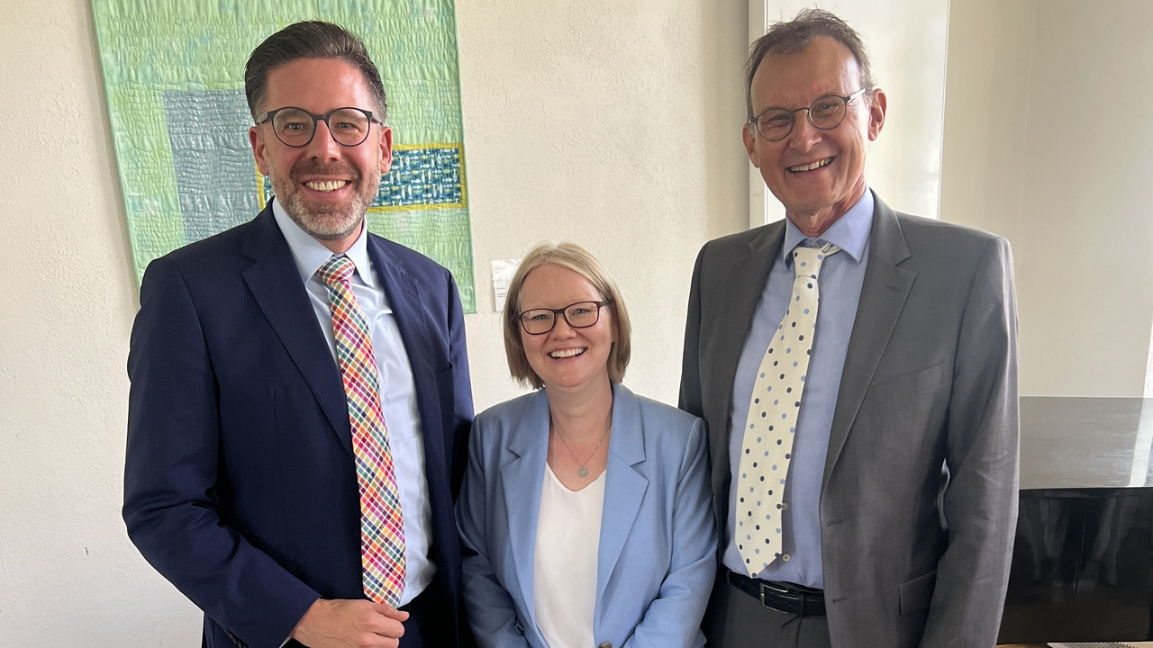 das Bild zeigt: Justizminister Philipp Fernis, Sandra Gitzel und Michael Goldschmidt