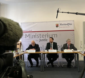 das Bild zeigt: Prof. Dr. Friedhelm Hufen, Justizminister Philipp Fernis und Prof. Dr. Carl Friedrich Gethmann