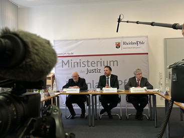 „Wie wir in Zukunft altern“ – Justizminister Philipp Fernis stellt Abschlussbericht der Bioethik-Kommission des Landes Rheinland-Pfalz vor „Wie wir in Zukunft altern“ – Justizminister Philipp Fernis stellt Abschlussbericht der Bioethik-Kommission des Landes Rheinland-Pfalz vor