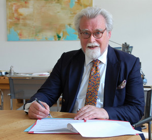 Justizminister Herbert Mertin bei der Unterzeichnung  des Staatsvertrags