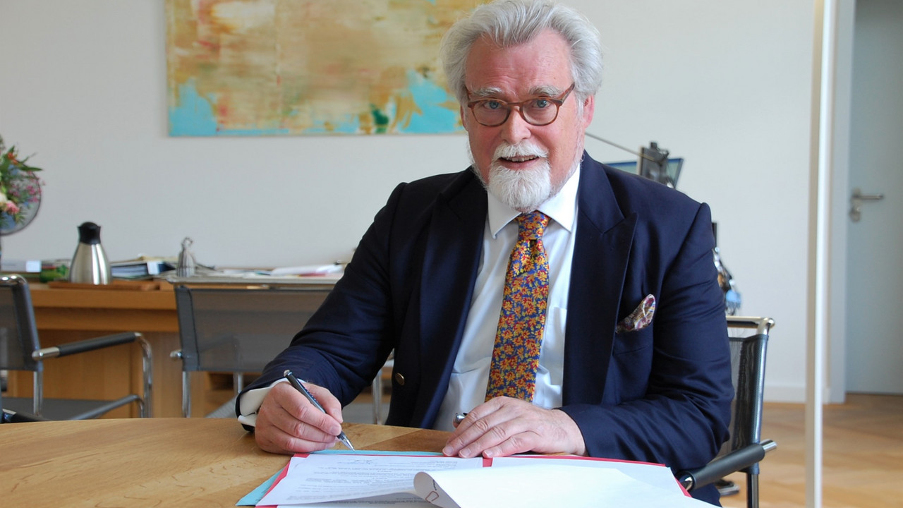 Justizminister Herbert Mertin bei der Unterzeichnung  des Staatsvertrags