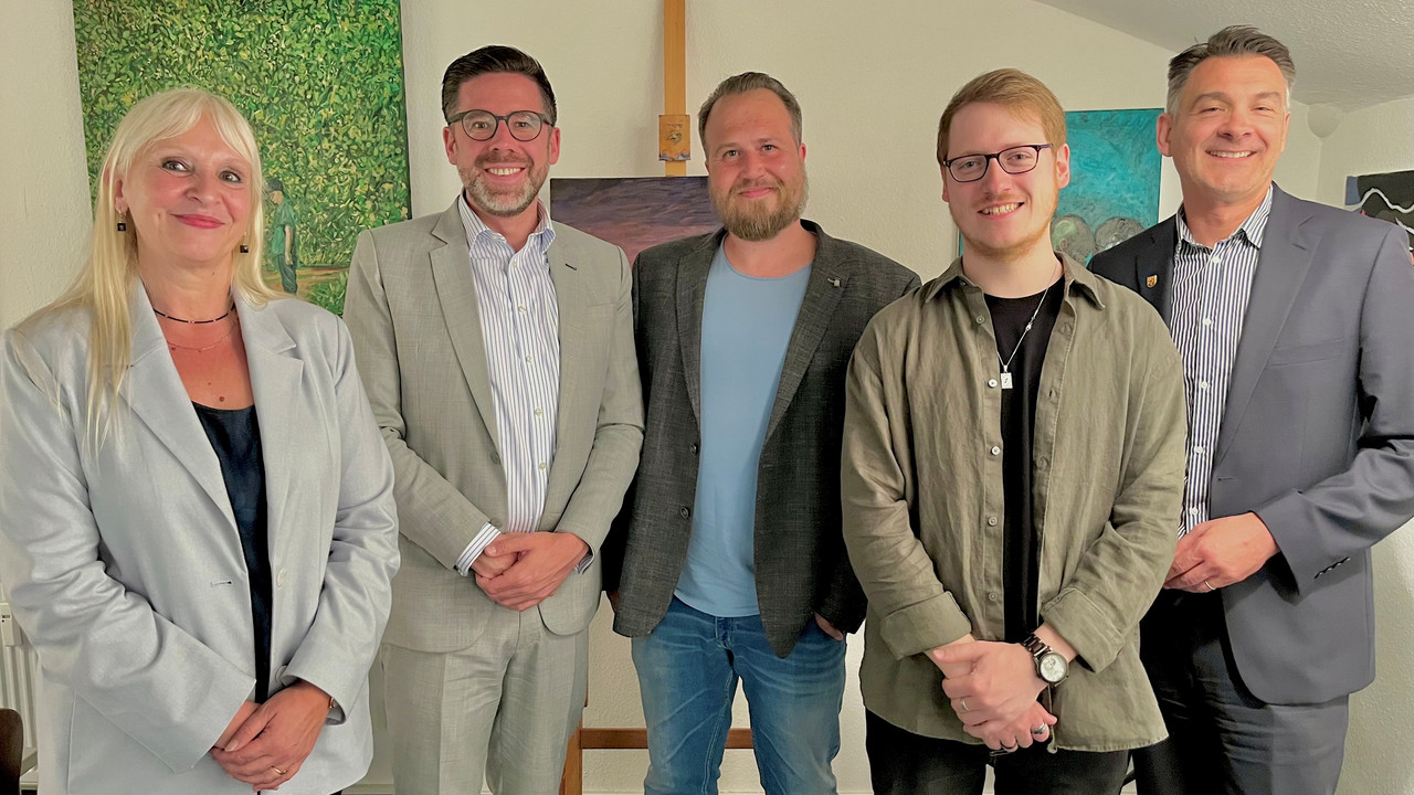 das Bild zeigt: Ursula Schade (Leiterin IB Rheinhessen), Justizminister Philipp Fernis, Herr Deichert (Künstler), Herr Lomberg (Koordinator) und Ministerialdirigent Thomas Messer