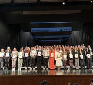 das Bild zeigt: Gruppenfoto der Absolventinnen und Absolventen mit Staatssekretär Dr. Matthias Frey, dem Präsidenten des Oberlandesgerichts Koblenz Thomas Henrichs und dem Vizepräsidenten des Pfälzischen Oberlandesgerichts Zweibrücken Ernst Friedrich Wilhelm