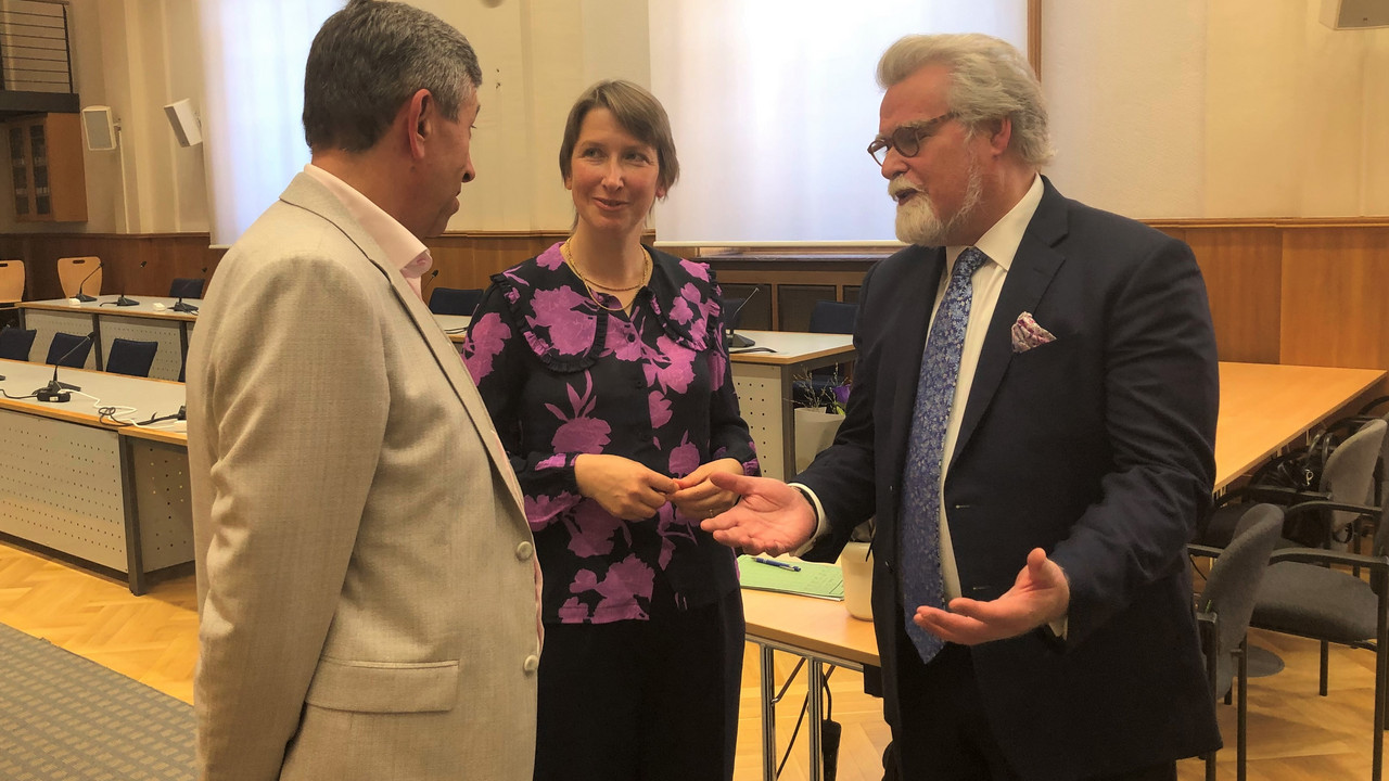 Thomas Henrichs, Dr. Elisabeth Thalhofer und Justizminister Herbert Mertin im Gespräch 