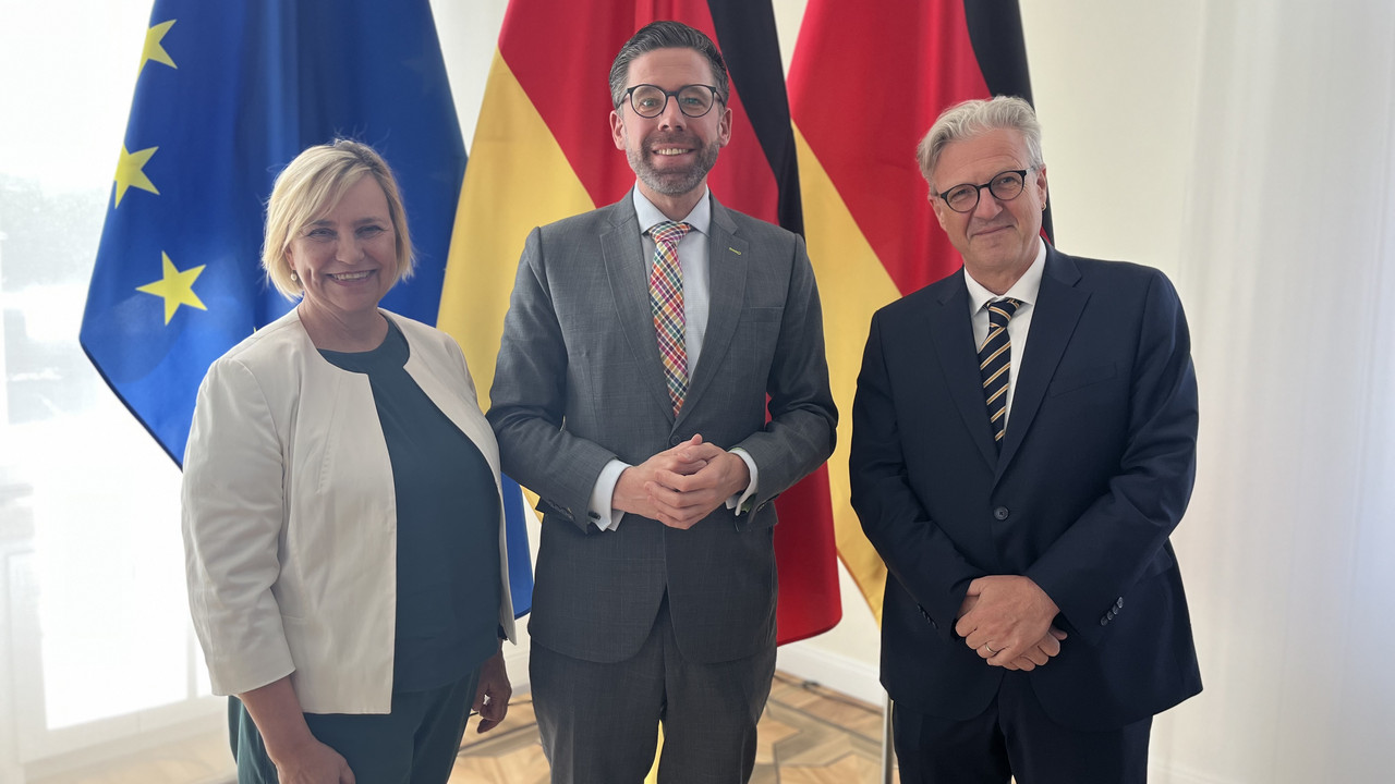 das Bild zeigt: Ruth Lippa, Justizminister Philipp Fernis und Stephan Eckert