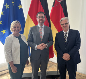 das Bild zeigt: Ruth Lippa, Justizminister Philipp Fernis und Stephan Eckert 