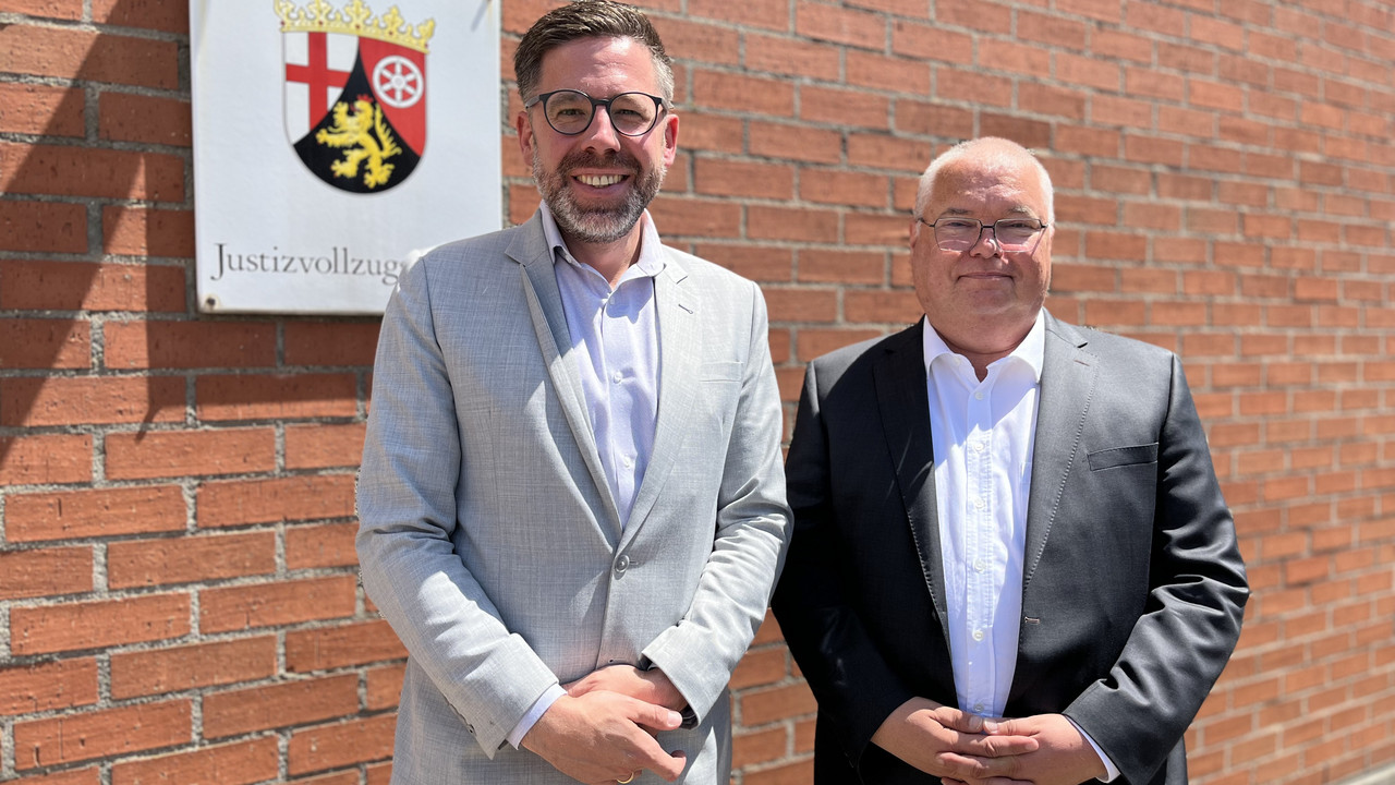 Das Bild zeigt: Justizminister Philipp Fernis und Anstaltsleiter Jürgen Buchholz.