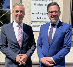 das Bild zeigt: Präsident des Oberverwaltungsgerichts Prof. Dr. Lars Brocker und Justizminister Philipp Fernis