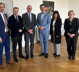 das Bild zeigt: v.l.n.r.: Ministerialdirigent Fabian Scherf, Staatssekretär Dr. Matthias Frey, Oberstaatsanwalt Lutz Pittner, Justizminister Philipp Fernis, Leitende Oberstaatsanwältin Silke Petry und Ministerialdirigentin Ulrike Wilke