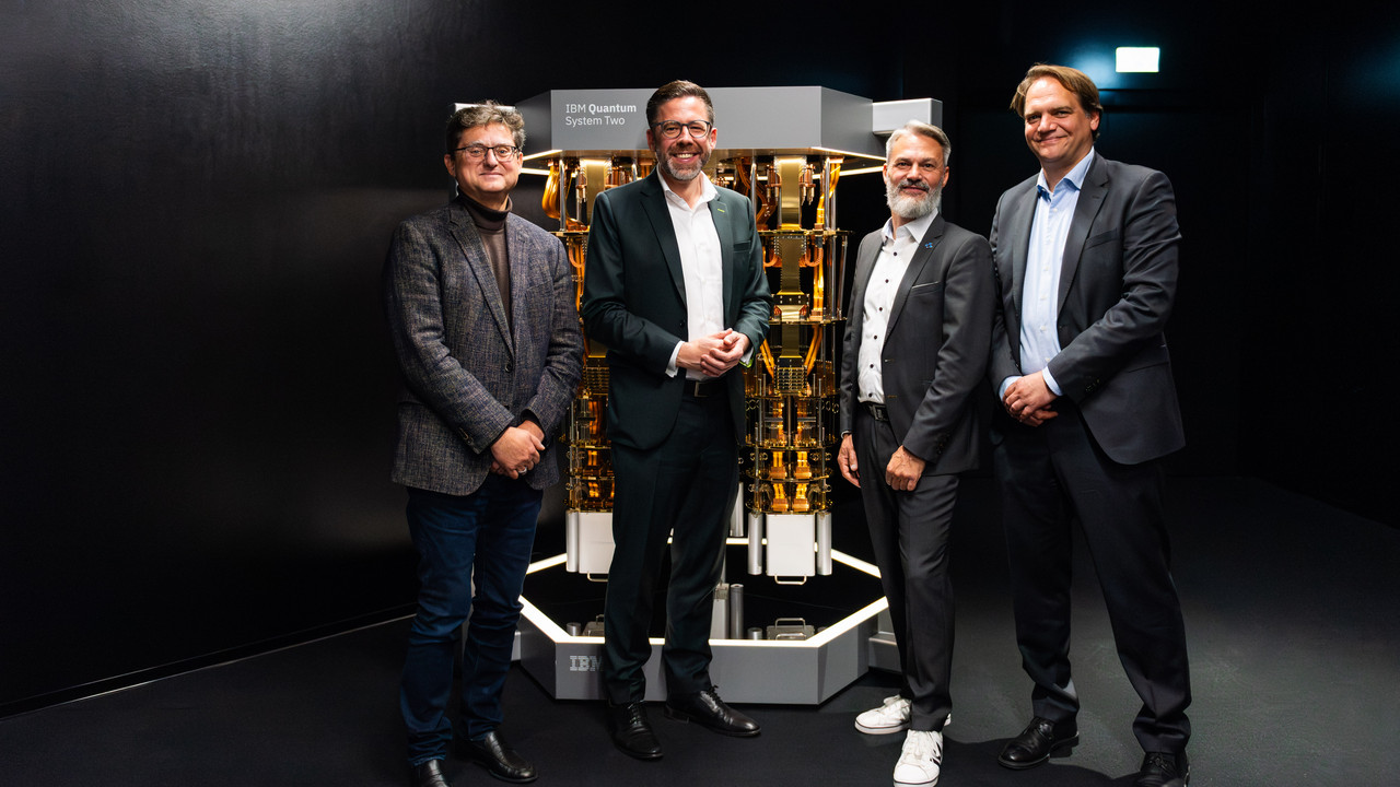 das Bild zeigt: v.l.n.r.: Thomas Höhn, Justizminister Philipp Fernis, David Faller und Hansi Schäuble