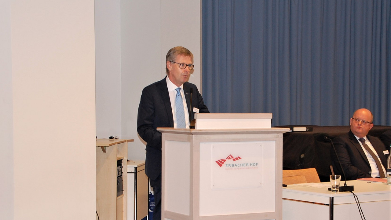 Staatssekretär Dr. Frey am Rednerpult