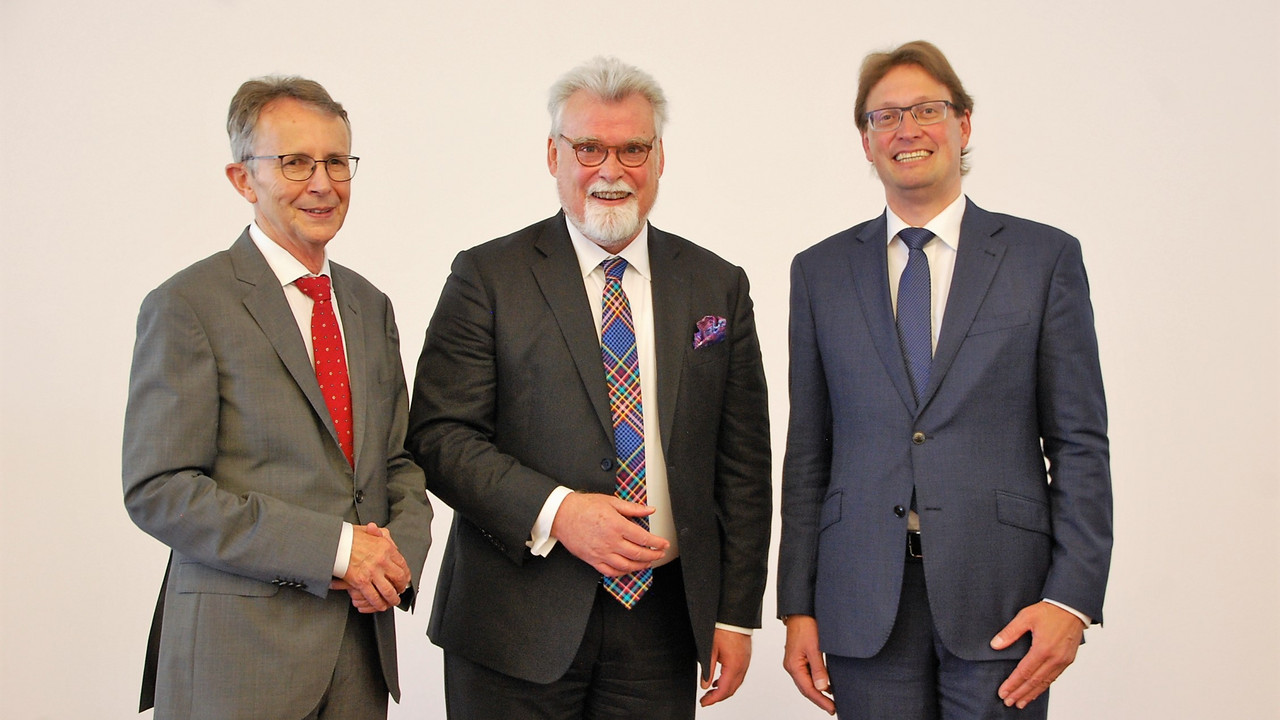 Gruppenfoto von Dr. Werner Follmann, Herbert Mertin und Dr. Stephan Gutzler