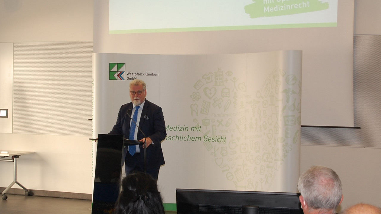 Justizminister Herbert Mertin am Rednerpult