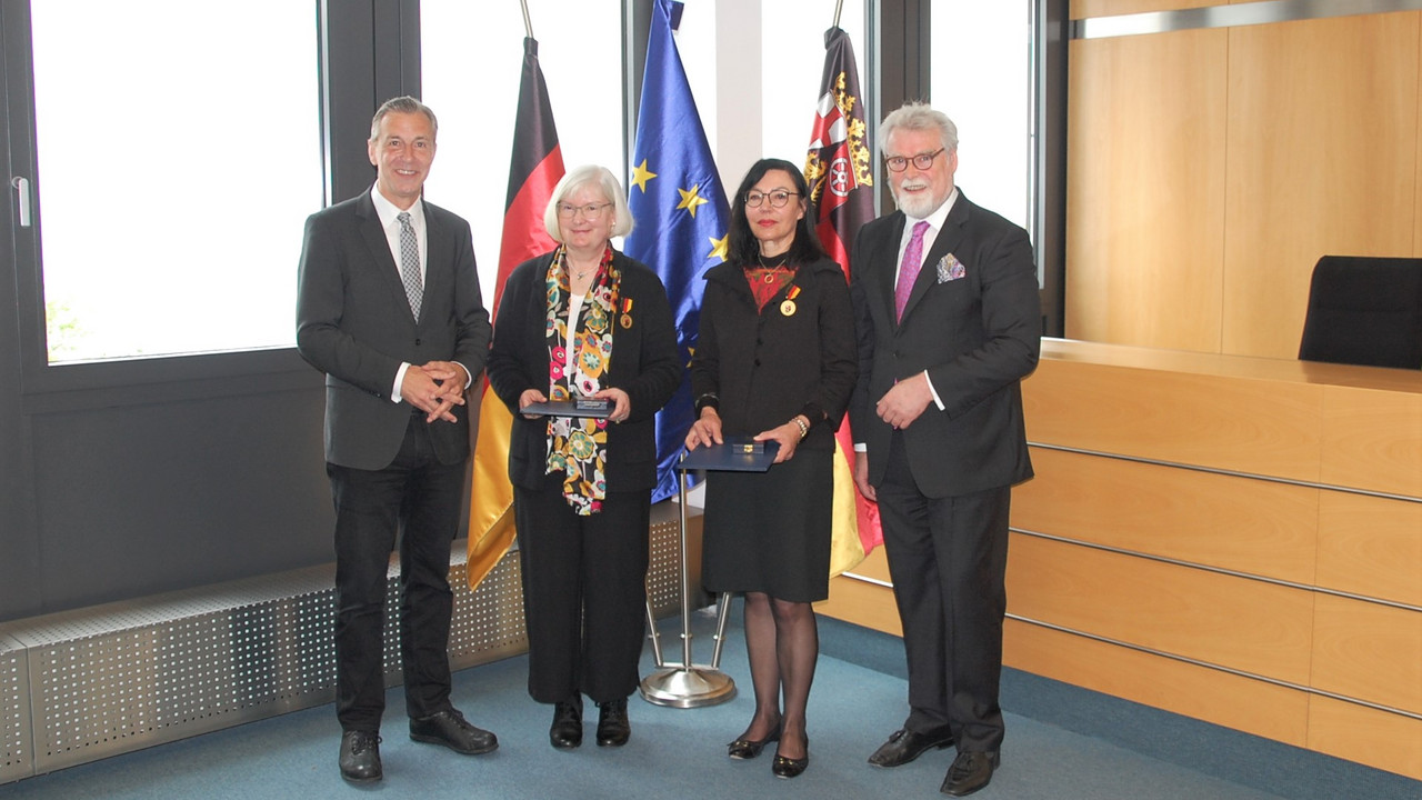 Gruppenfoto von Prof. Dr. Lars Brocker, Ulrike Nagel, Dr. Dr. Stefanie Theis und Herbert Mertin 