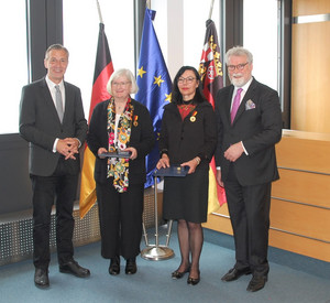 Gruppenfoto von Prof. Dr. Lars Brocker, Ulrike Nagel, Dr. Dr. Stefanie Theis und Herbert Mertin 