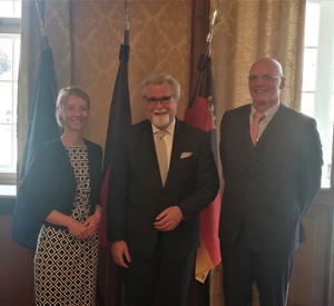  Das Foto zeigt: Dr. Britta Wiegand, Justizminister Herbert Mertin und Dr. Johannes Holzheuser