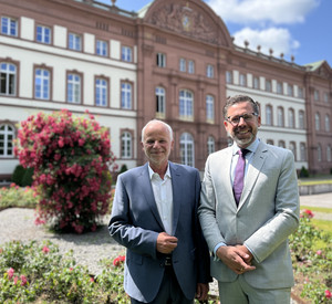 das Bild zeigt: Präsident des Oberlandesgerichts Bernhard Thurn und Justizminister Philipp Fernis
