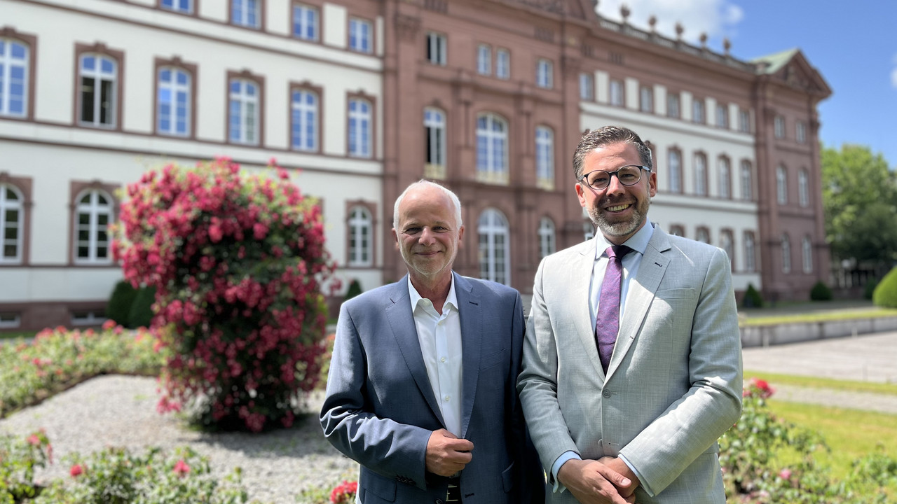 das Bild zeigt: Präsident des Oberlandesgerichts Bernhard Thurn und Justizminister Philipp Fernis