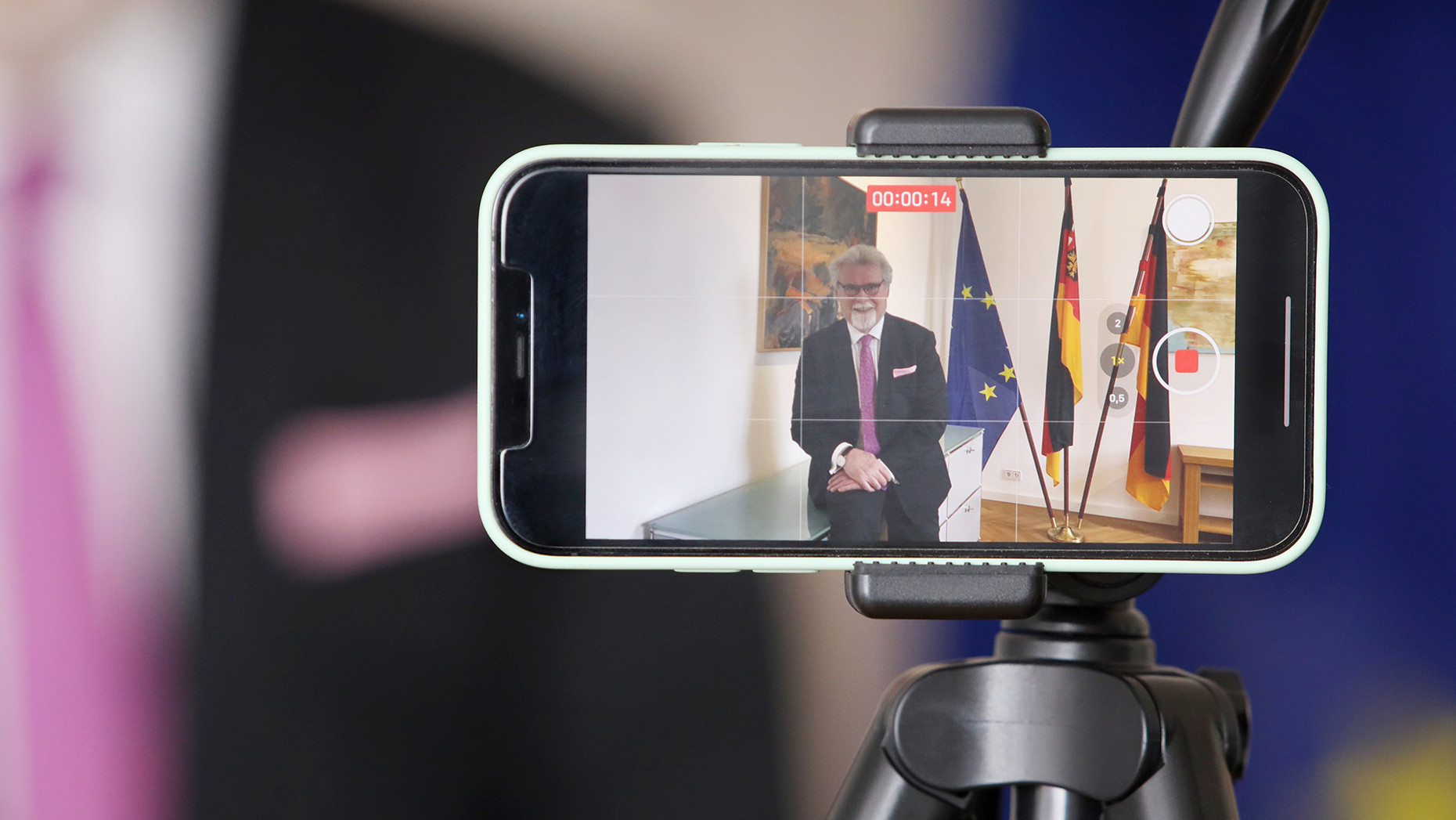 Foto des Bildschirms eines Smartphones bei einer Videoaufnahme von Justizminister Herbert Mertin