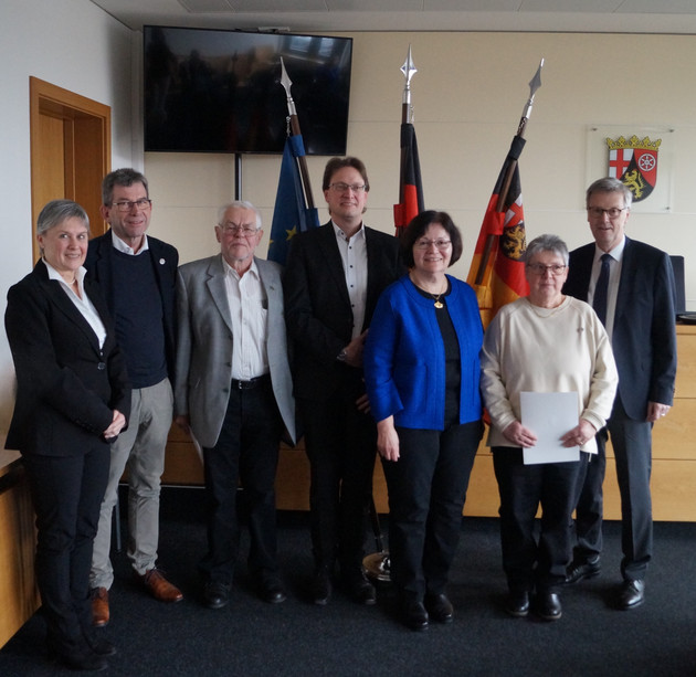 Justizstaatssekretär Dr. Matthias Frey überreicht Ehrennadel des Landes