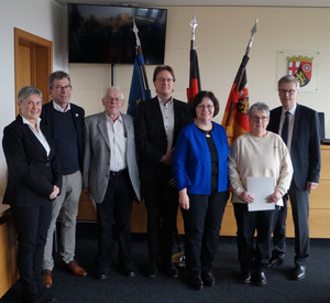 das Bild zeigt: Maria Stutz, Franz Marterer, Werner Meiser, Dr. Stephan Gutzler, Helga Klingenmeier, Christa Masella und Staatssekretär Dr. Matthias Frey