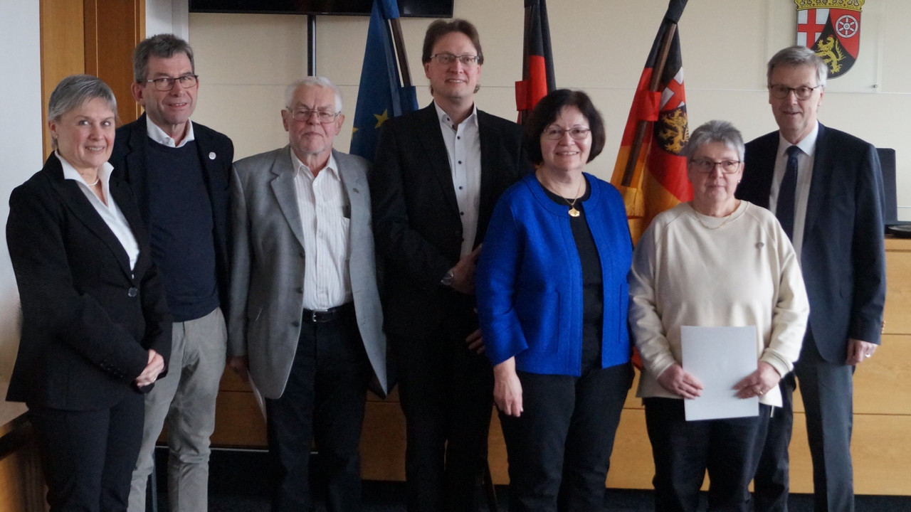 das Bild zeigt: Maria Stutz, Franz Marterer, Werner Meiser, Dr. Stephan Gutzler, Helga Klingenmeier, Christa Masella und Staatssekretär Dr. Matthias Frey