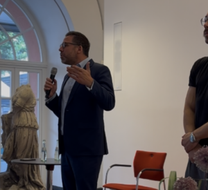 das Bild zeigt: Justizminister Philipp Fernis und Maximilian Pollux