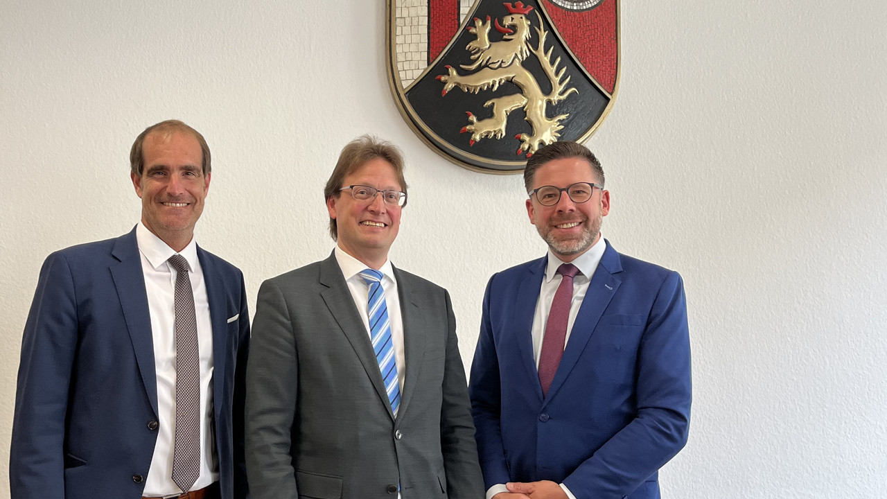 das Bild zeigt: Ministerialdirigent Fabian Scherf, Präsident des Landessozialgerichts Dr. Stephan Gutzler und Justizminister Philipp Fernis