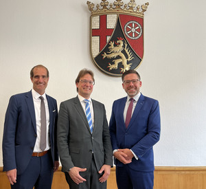 das Bild zeigt: Ministerialdirigent Fabian Scherf, Präsident des Landessozialgerichts Dr. Stephan Gutzler und Justizminister Philipp Fernis