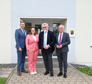 das Bild zeigt: Thomas Henrichs, Doreen Heinemann, Justizminister Herbert Mertin und Bernhard Thurn