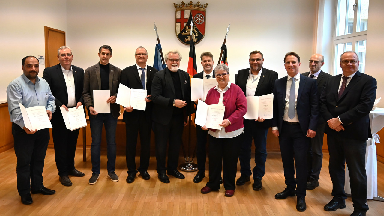 das Bild zeigt: Öztürk Yüksel, Thomas Bull, Lucien Dellwo, Thomas Wallenborn, Justizminister Herbert Mertin, Jürgen Redert, Elke Friedemann, Dirk Meiner, Präsident des Landesarbeitsgerichts Matthias Hambach, Gert Boch und Michael Fleck 